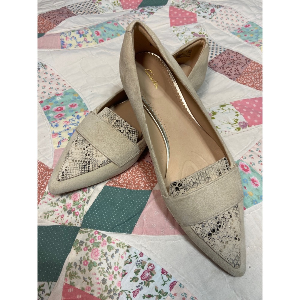 Clarks Pure Tone Beige Suede Pointed Toe Loafers Snakeskin Accent Womens 7.5 M